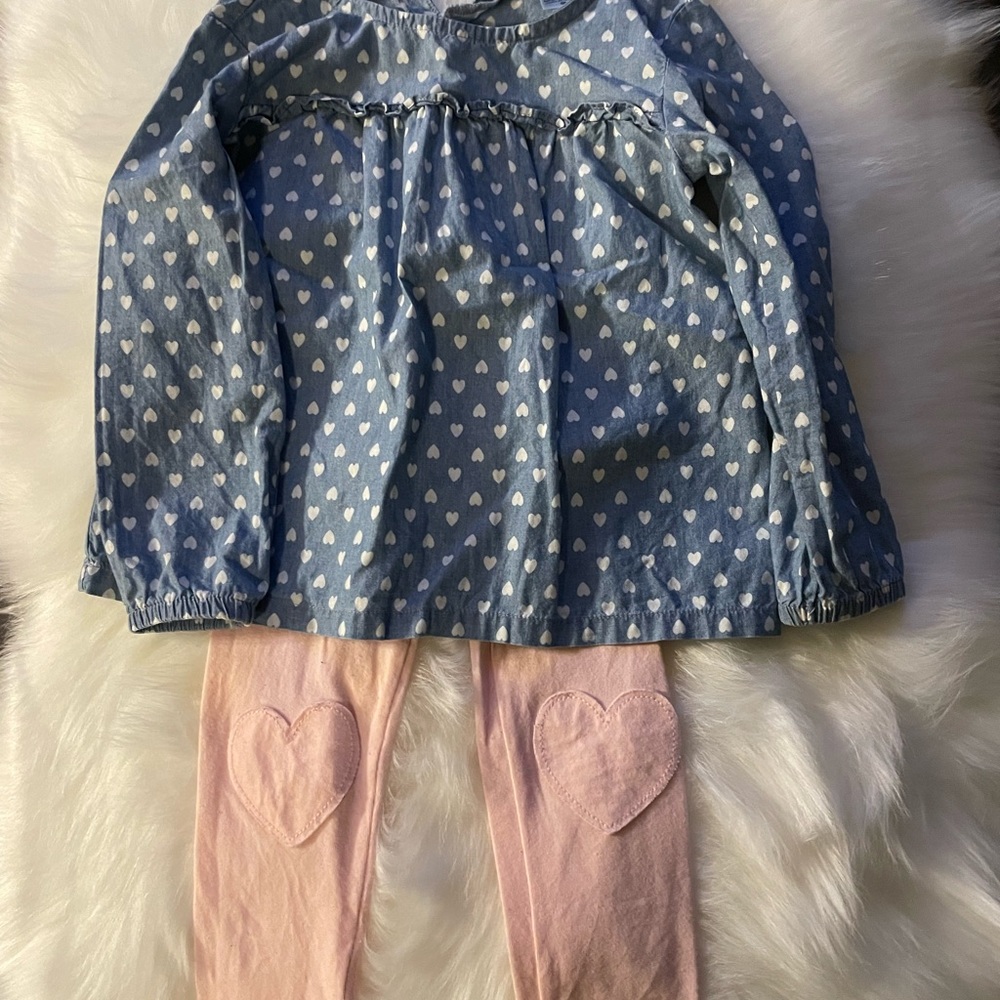 Cute matching set, leggings have a heart detail on knee